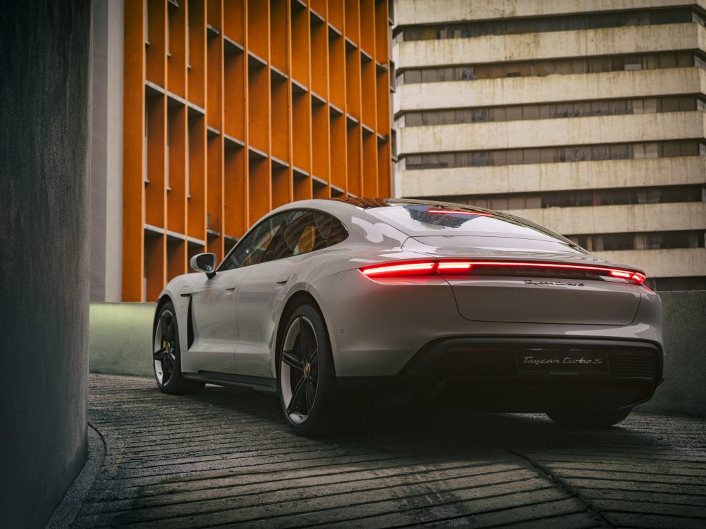 Rekayasa Sistem Pelumasan Bak Kering Dry-Sump dan Protokol Kontrol Kualiti Pompa Oli Variabel Bertekanan Tinggi Porsche