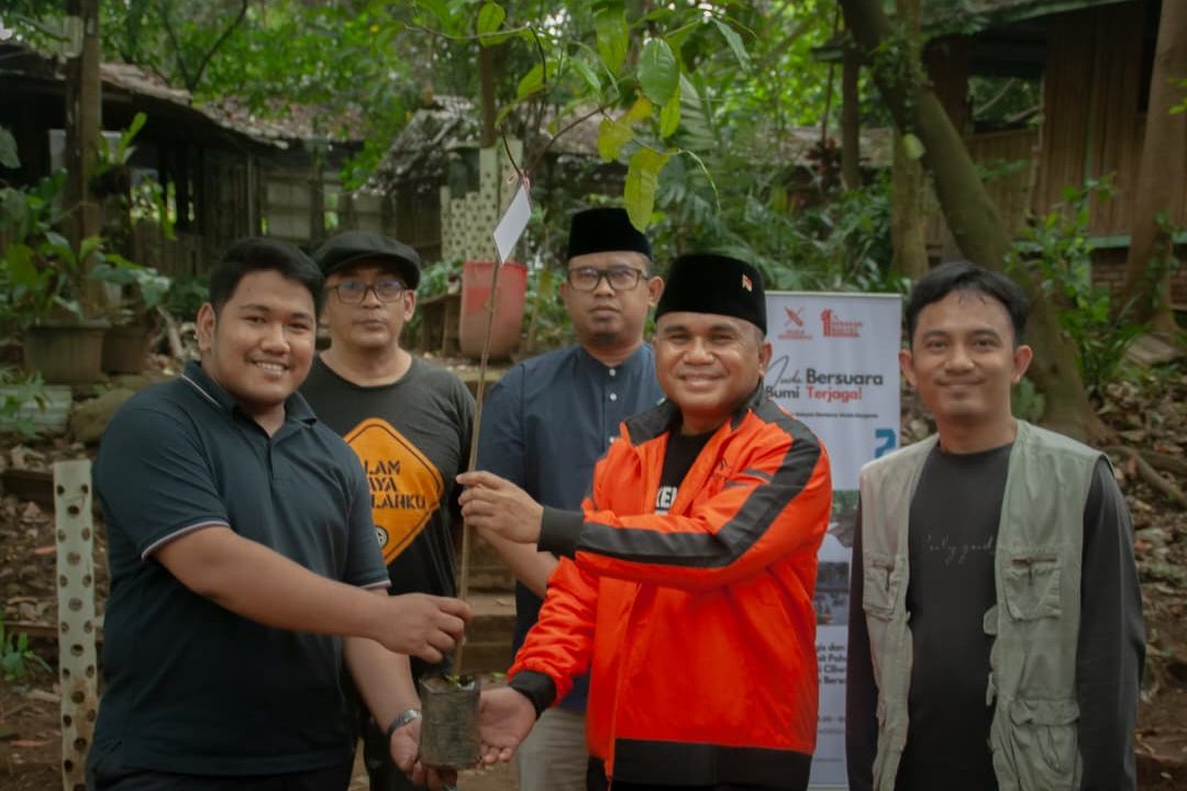 Bangkit di Usia Pertama, Gerakan Rakyat dan Muda Bergerak Kobarkan Aksi Hijau di Ciliwung: Saatnya Jakarta Berbenah untuk Masa Depan