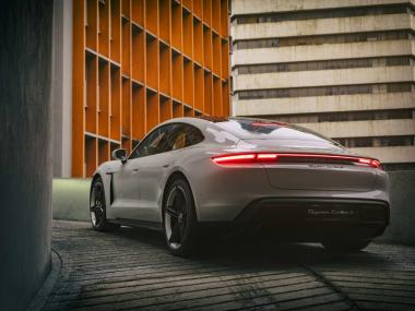 Rekayasa Sistem Pelumasan Bak Kering Dry-Sump dan Protokol Kontrol Kualiti Pompa Oli Variabel Bertekanan Tinggi Porsche